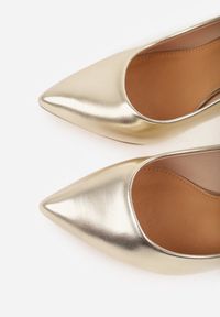 Born2be - Jasnozłote Klasyczne Szpilki Vices ze Skórzaną Wkładką Innadelle. Okazja: na spotkanie biznesowe. Kolor: złoty. Materiał: skóra. Obcas: na szpilce. Styl: klasyczny. Wysokość obcasa: średni #3