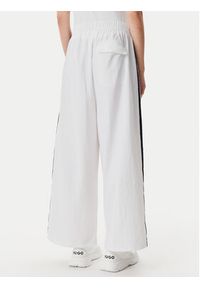 Adidas - adidas Spodnie dresowe Essentials 3-Stripes JE1307 Biały Loose Fit. Kolor: biały. Materiał: syntetyk #5