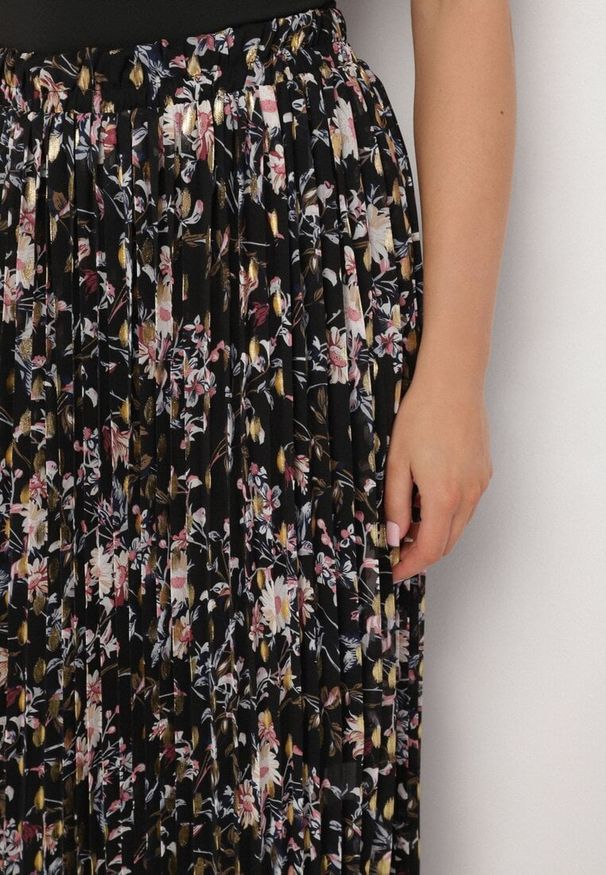 Born2be - Czarna Rozkloszowana Spódnica Plisowana z Metalicznym Nadrukiem w Kwiatowy Wzór Folireia. Okazja: na co dzień. Kolor: czarny. Wzór: nadruk, kwiaty. Styl: casual, klasyczny, wizytowy