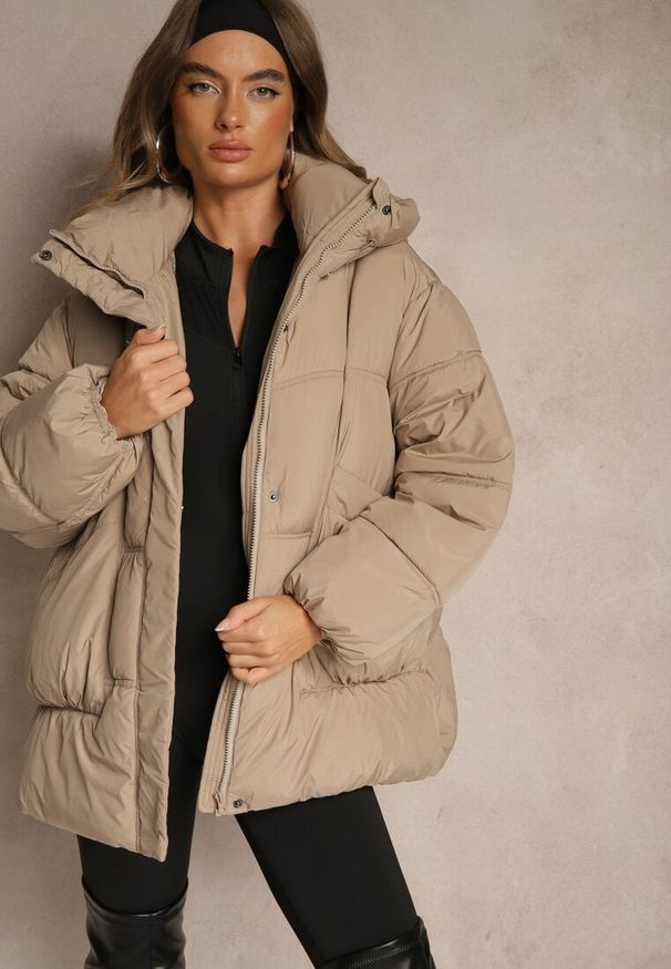 Renee - Beżowa Kurtka Oversize z Pikowanymi Przeszyciami i Kapturem Galeana. Okazja: na co dzień. Kolor: beżowy. Materiał: poliester, dzianina, jeans, zamsz. Sezon: zima. Styl: casual, elegancki