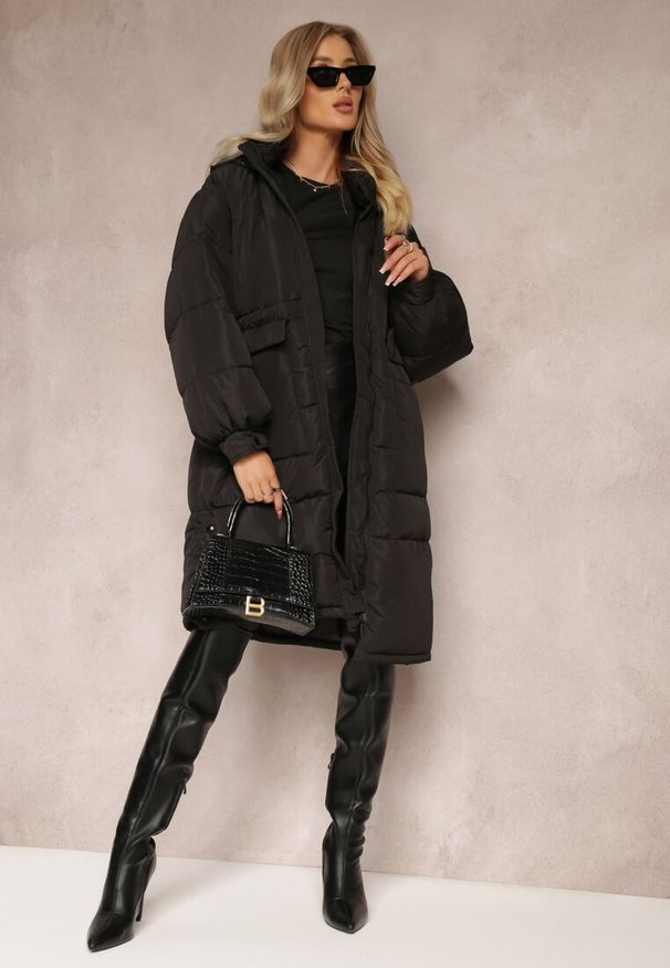 Renee - Czarna Kurtka Oversize do Kolana z Kapturem Zasi. Okazja: na co dzień, na spacer. Typ kołnierza: kaptur. Kolor: czarny. Materiał: jeans. Długość: do kolan. Sezon: zima. Styl: elegancki, casual