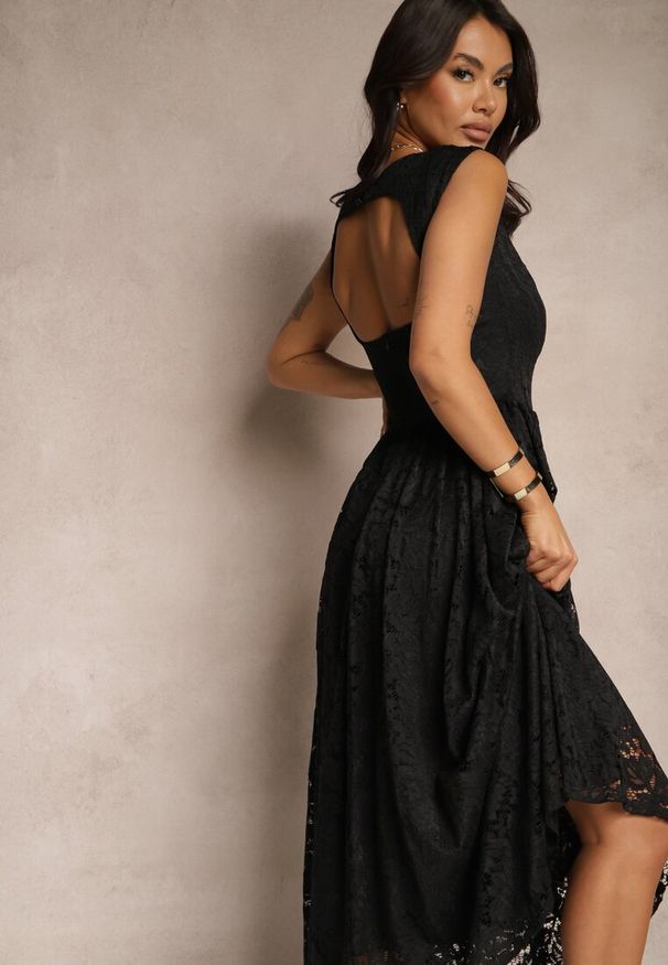 Renee - Czarna Rozkloszowana Sukienka z Koronki z Wycięciem na Plecach Meltewia. Okazja: na co dzień. Kolor: czarny. Materiał: koronka. Długość rękawa: bez rękawów. Wzór: koronka. Typ sukienki: rozkloszowane. Styl: casual, elegancki