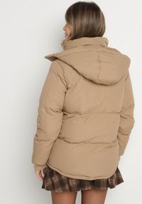 Born2be - Ciemnobeżowa Pudełkowa Kurtka Pikowana z Kapturem Anena. Typ kołnierza: kaptur. Kolor: beżowy. Styl: elegancki #7