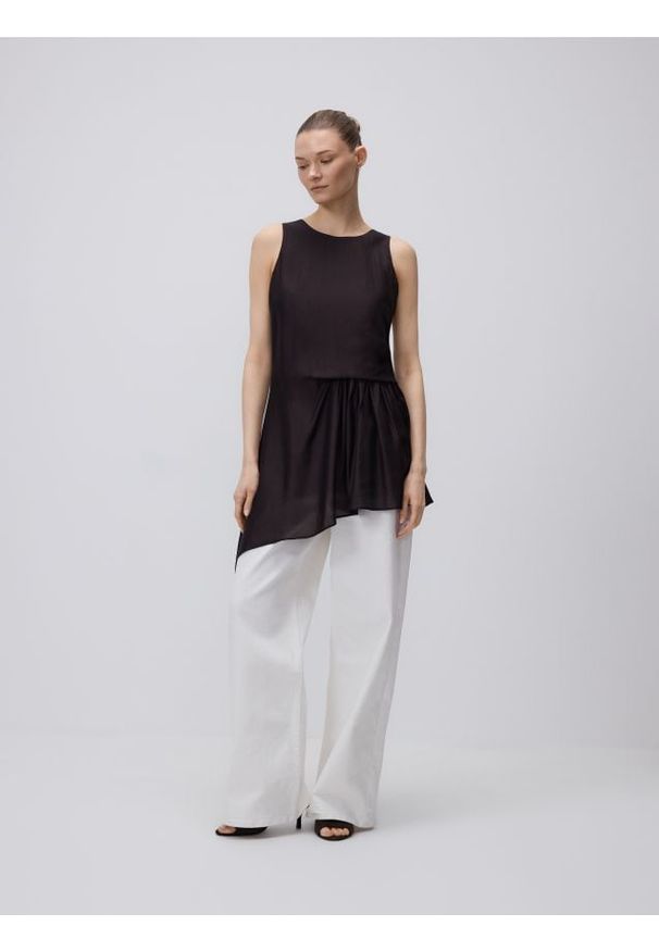 Reserved - Bluzka z asymetrycznym dołem - ciemnobrązowy. Kolor: brązowy. Materiał: wiskoza, tkanina