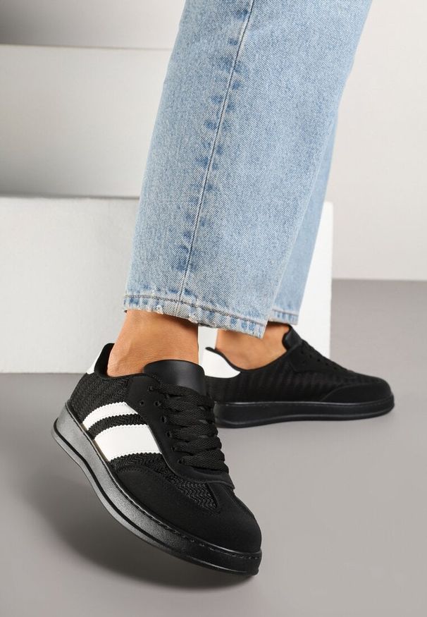 Born2be - Czarne Sneakersy Typu Tenisówki z Ozdobnymi Paskami Amodelle. Okazja: na co dzień. Zapięcie: pasek. Kolor: czarny. Materiał: jeans. Wzór: paski. Obcas: na obcasie. Wysokość obcasa: niski