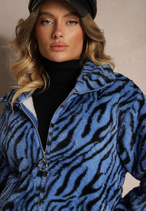 Renee - Niebieska Kurtka Futerko w Zebrowy Print ze Ściągaczem i Kieszeniami Felremi. Kolor: niebieski. Materiał: futro. Wzór: nadruk