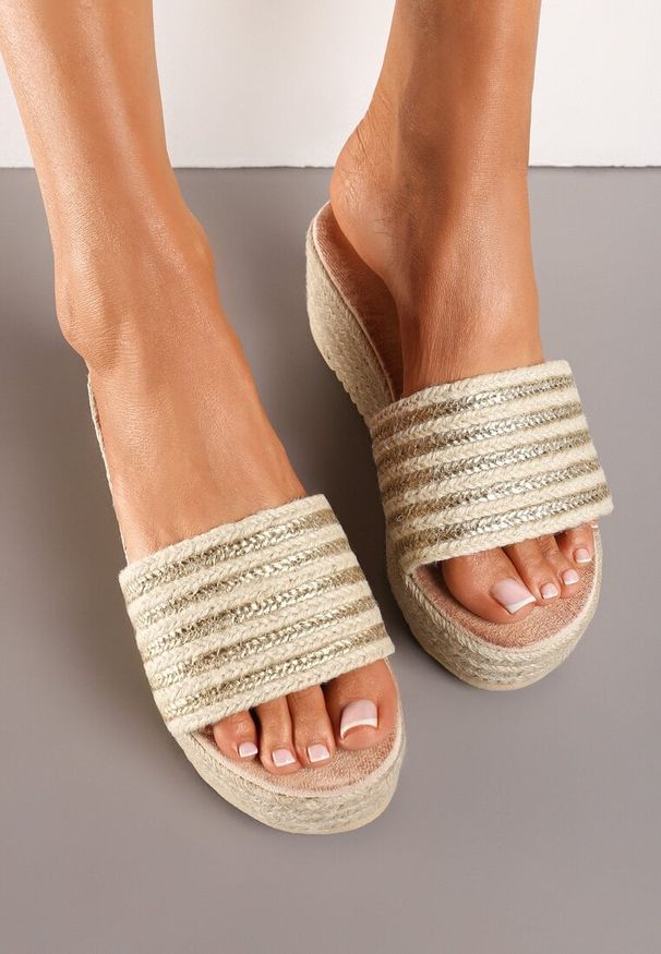 Born2be - Złoto-Beżowe Klapki z Wkładką z Ekozamszu na Koturnie Ozdobione Plecionką z Juty Eltesa. Okazja: na co dzień. Kolor: złoty. Materiał: len, jeans. Wzór: aplikacja. Sezon: lato. Obcas: na koturnie. Styl: wizytowy, casual, elegancki