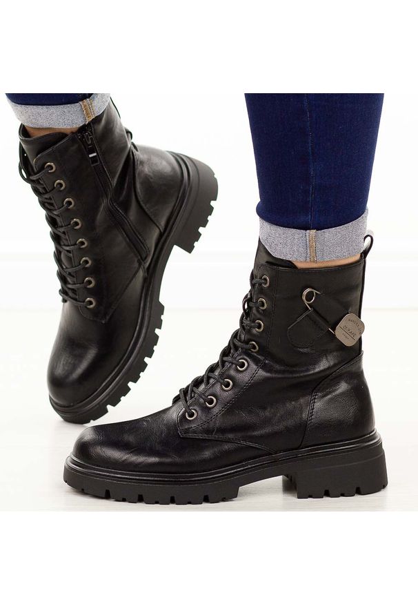 Czarne trapery damskie M.Daszyński 2508-4. Nosek buta: okrągły. Zapięcie: sznurówki. Kolor: czarny. Materiał: skóra. Wzór: aplikacja. Sezon: zima, jesień