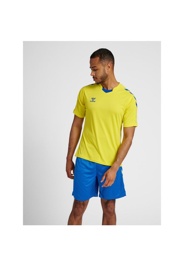 Koszulka piłkarska z krótkim rękawem męska Hummel Core XK Poly Jersey S/S. Kolor: wielokolorowy, żółty, niebieski. Materiał: jersey. Długość rękawa: krótki rękaw. Długość: krótkie. Sport: piłka nożna