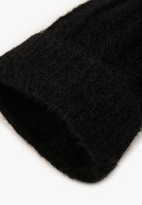 Renee - Czarna Prążkowana Czapka Ozdobiona Pomponem Vamilora. Kolor: czarny. Materiał: prążkowany. Wzór: aplikacja. Sezon: jesień. Styl: elegancki, casual #2