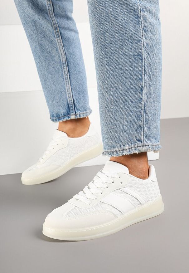 Born2be - Białe Sneakersy Tenisówki z Geometrycznym Wzorem Eleamila. Okazja: na co dzień. Zapięcie: sznurówki. Kolor: biały. Materiał: jeans. Wzór: geometria