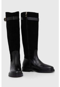 TOMMY HILFIGER - Tommy Hilfiger kozaki skórzane CASUAL ESSENTIAL BELT LONGBOOT damskie kolor czarny na płaskim obcasie FW0FW07480. Okazja: na co dzień. Nosek buta: okrągły. Kolor: czarny. Materiał: skóra. Szerokość cholewki: normalna. Obcas: na obcasie. Styl: casual. Wysokość obcasa: niski #2