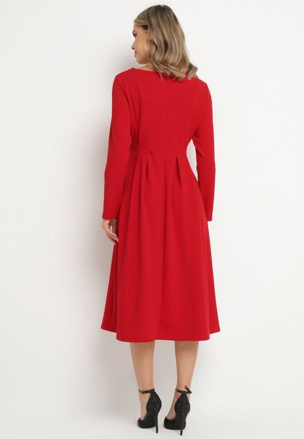 Born2be - Czerwona Elegancka Sukienka Rozkloszowana Temarielis. Kolor: czerwony. Długość rękawa: długi rękaw. Typ sukienki: oversize, rozkloszowane. Styl: elegancki