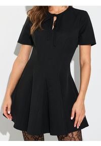 Sinsay - Sukienka mini z zakładkami - czarny. Kolor: czarny. Długość: mini #1