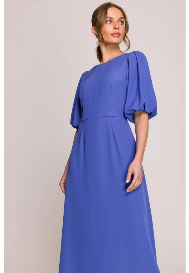 Stylove - Elegancka sukienka koktajlowa z bufiastymi rękawami niebieska. Okazja: na wesele, na ślub cywilny, na imprezę. Kolor: niebieski. Materiał: materiał, elastan. Długość rękawa: krótki rękaw. Sezon: lato. Typ sukienki: rozkloszowane. Styl: wizytowy, elegancki. Długość: midi