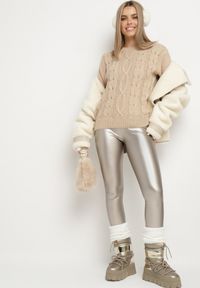 Born2be - Ciemnobeżowy Sweter z Bawełną i Ozdobnym Splotem Savalissea. Okazja: na spotkanie biznesowe. Kolor: beżowy. Materiał: bawełna. Wzór: ze splotem. Styl: biznesowy, klasyczny, elegancki #7
