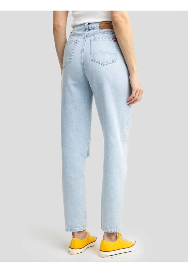 Big-Star - Jeansy damskie mom jeans z dziurą jasnoniebieskie Silla 122. Stan: podwyższony. Kolor: niebieski. Styl: rockowy, elegancki