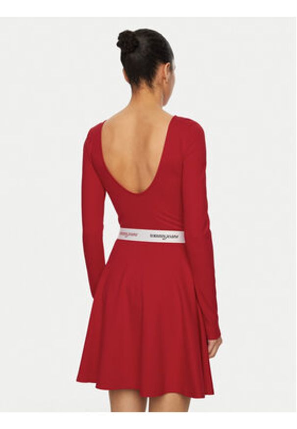 Tommy Jeans Sukienka codzienna DW0DW19465 Czerwony Slim Fit. Okazja: na co dzień. Kolor: czerwony. Materiał: syntetyk. Typ sukienki: proste. Styl: casual