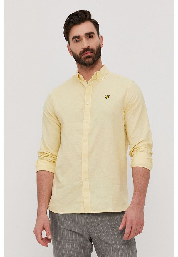 Lyle & Scott Koszula męska kolor żółty regular z kołnierzykiem button-down. Okazja: na co dzień. Typ kołnierza: button down. Kolor: żółty. Materiał: tkanina. Długość rękawa: długi rękaw. Długość: długie. Wzór: gładki, aplikacja. Styl: casual