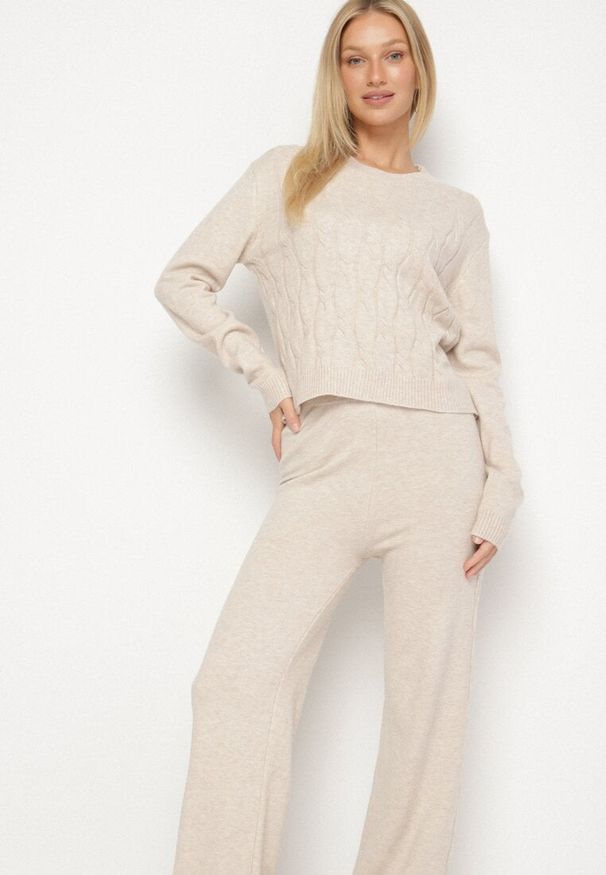 Born2be - Jasnobeżowy Dzianinowy Komplet z Wełną i Bawełną Sweter z Tłoczonym Wzorem i Spodnie Otivra. Kolor: beżowy. Materiał: dzianina, wełna, bawełna