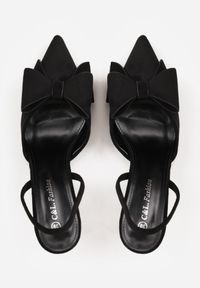 Renee - Czarne Szpilki z Imitacji Zamszu z Paskiem na Piętę i Ozdobną Kokardą Themigeia. Nosek buta: otwarty. Zapięcie: pasek. Kolor: czarny. Materiał: zamsz. Wzór: aplikacja. Sezon: lato. Obcas: na szpilce. Wysokość obcasa: średni #5