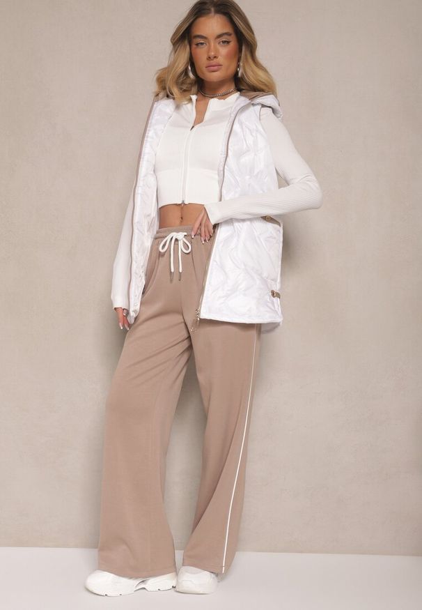 Renee - Biała Kamizelka o Prostym Kroju z Kapturem i Kieszeniami z Pikowaniem Asloti. Okazja: na co dzień, na spacer. Typ kołnierza: kaptur. Kolor: biały. Materiał: jeans. Styl: elegancki, casual