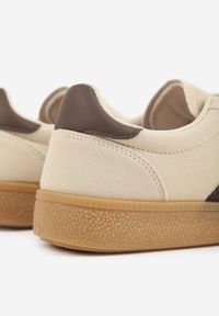 Renee - Beżowo-Brązowe Sneakersy Typu Tenisówki Ozdobione Paskami po Bokach Fefia. Okazja: na co dzień. Zapięcie: pasek. Kolor: beżowy. Materiał: jeans. Wzór: aplikacja. Sezon: wiosna #2