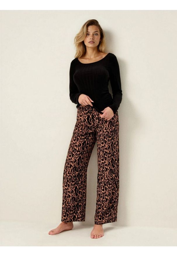 Sinsay - Wiskozowa piżama w panterkę - czarny. Kolor: czarny. Materiał: wiskoza. Wzór: motyw zwierzęcy