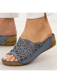 Niebieskie ażurowe skórzane klapki damskie T.Sokolski L225. Okazja: na spacer, na co dzień. Kolor: niebieski. Materiał: skóra. Wzór: ażurowy. Sezon: wiosna, lato. Obcas: na koturnie. Styl: casual, klasyczny #1