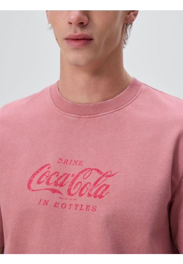 Reserved - T-shirt z nadrukiem Coca-Cola - brudny róż. Kolor: różowy. Materiał: dzianina. Wzór: nadruk