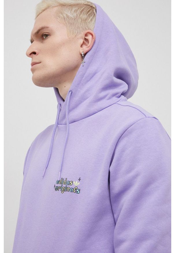 adidas Originals - Adidas Originals Bluza męska kolor różowy z kapturem z nadrukiem. Typ kołnierza: kaptur. Kolor: fioletowy. Materiał: bawełna, dzianina. Wzór: nadruk