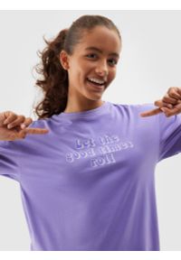 4f - T-shirt z nadrukiem dziewczęcy - fioletowy. Kolor: fioletowy. Materiał: bawełna. Długość rękawa: krótki rękaw. Długość: krótkie. Wzór: nadruk