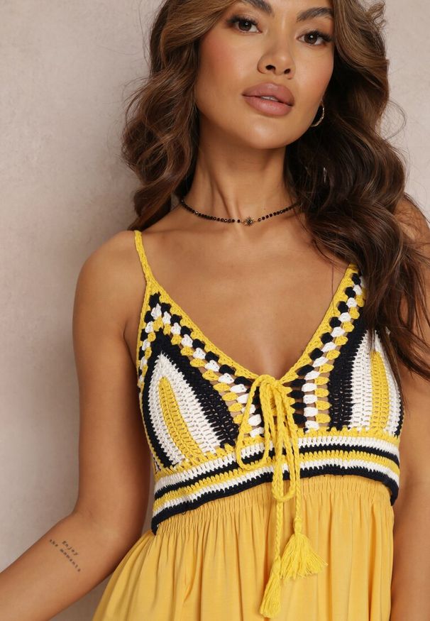 Renee - Żółta Bawełniana Sukienka Maxi z Szydełkową Górą i Gumkami na Plecach Jennesia. Kolor: żółty. Materiał: bawełna. Długość rękawa: na ramiączkach. Sezon: lato, wiosna. Długość: maxi