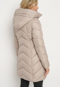 Born2be - Beżowa Pikowana Kurtka o Taliowanym Kroju z Kapturem i Futrzaną Podszewką Emithalla. Okazja: na co dzień. Typ kołnierza: kaptur. Kolor: beżowy. Materiał: futro. Długość rękawa: długi rękaw. Długość: długie. Styl: klasyczny, casual, elegancki #2