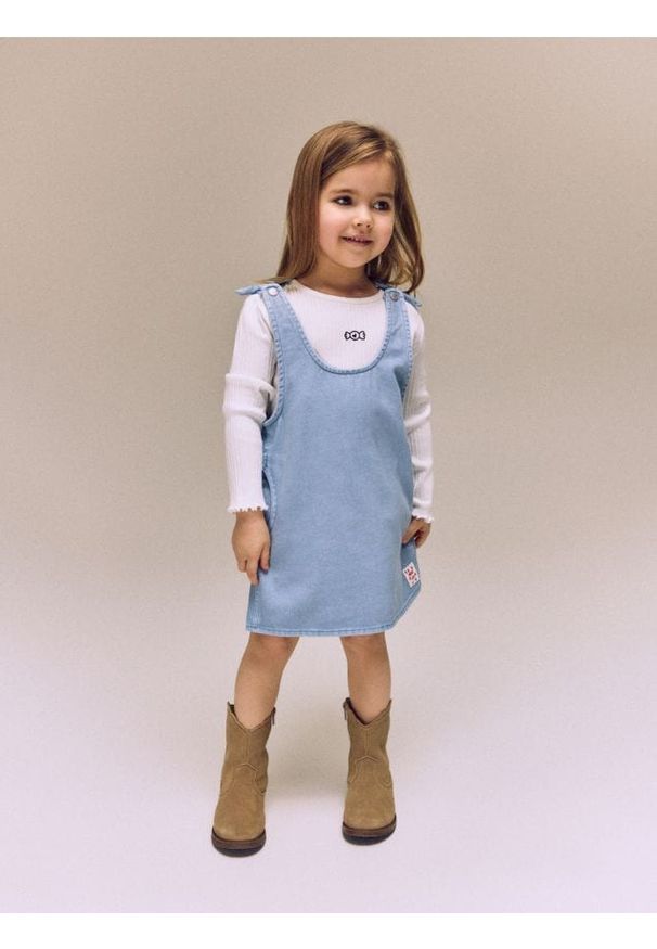 Reserved - Jeansowa sukienka z szelkami - jasnoniebieski. Kolor: niebieski. Materiał: jeans