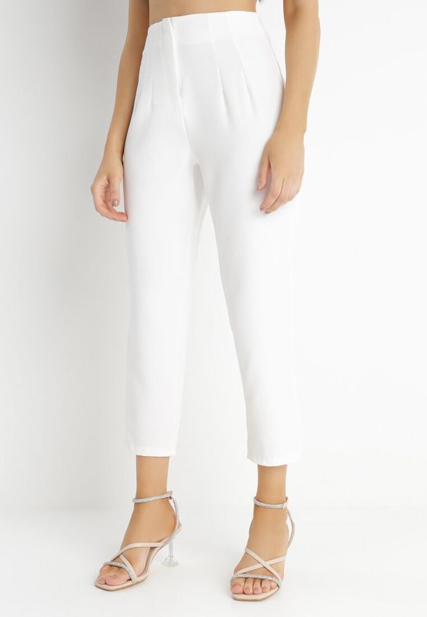 Born2be - Białe Spodnie Fynthi. Stan: podwyższony. Kolor: biały. Materiał: tkanina. Wzór: gładki, aplikacja. Styl: klasyczny