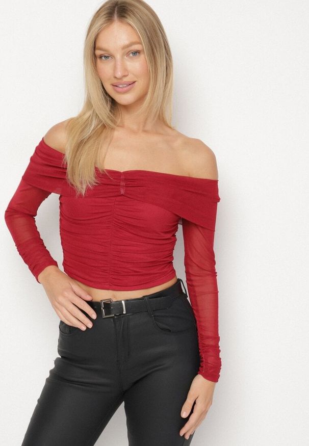 Born2be - Bordowa Siateczkowa Bluzka VICES z Odkrytymi Ramionami Ozdobiona Marszczeniem Tuvita. Okazja: na co dzień. Kolor: czerwony. Materiał: jeans. Wzór: aplikacja. Styl: casual