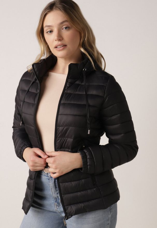 Born2be - Czarna Klasyczna Kurtka Przejściowa z Pikowaniem i Odpinanym Kapturem Fezizola. Okazja: na co dzień. Kolor: czarny. Materiał: jeans. Sezon: wiosna, jesień. Styl: klasyczny