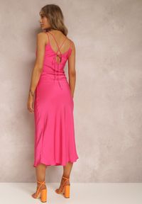 Renee - Fuksjowa Satynowa Sukienka Amporeia. Kolor: różowy. Materiał: satyna. Długość rękawa: na ramiączkach. Wzór: jednolity, gładki. Styl: elegancki, klasyczny. Długość: midi