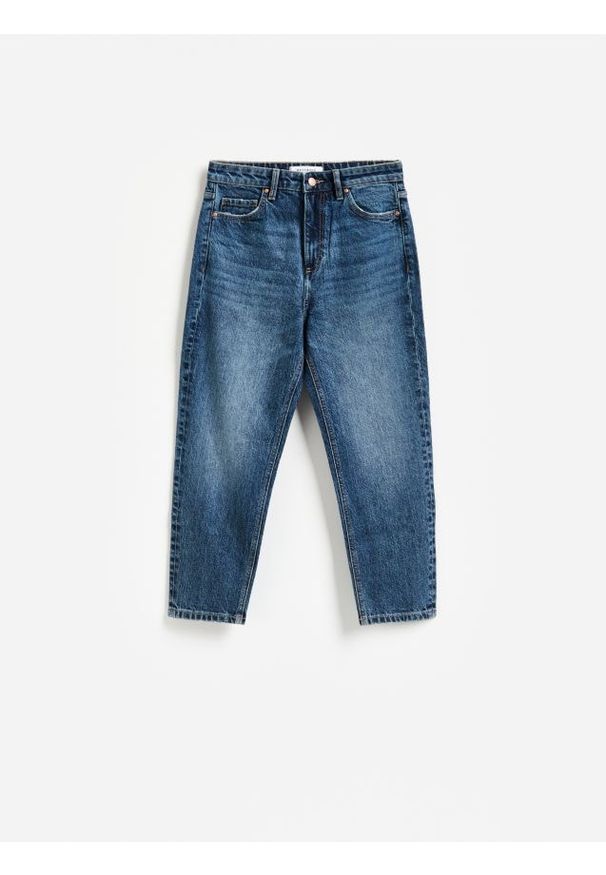 Reserved - Jeansy mom fit z krótszą nogawką - granatowy. Kolor: niebieski. Długość: krótkie