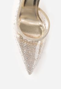 Born2be - Złote Transparentne Szpilki z Odkrytą Piętą Ozdobione Cyrkoniami Krisqirelle. Okazja: na co dzień, na spotkanie biznesowe. Kolor: złoty. Wzór: aplikacja. Obcas: na szpilce. Styl: klasyczny, casual, biznesowy, elegancki #3