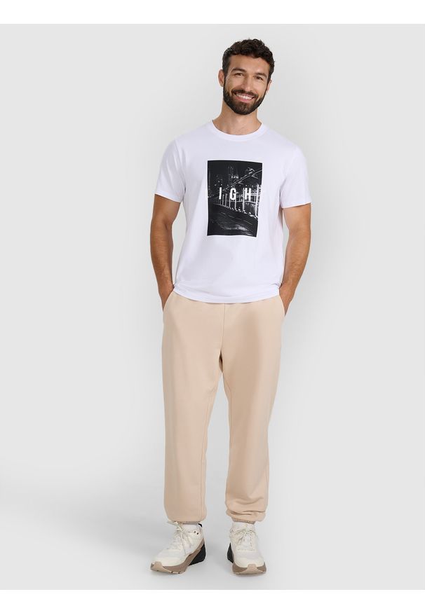 4f - 4F T-shirt regular z nadrukiem męski - biały XXL. Okazja: na co dzień. Kolor: biały. Materiał: jersey, bawełna, materiał. Długość rękawa: krótki rękaw. Długość: krótkie. Wzór: nadruk. Styl: casual, klasyczny, sportowy
