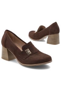 Półbuty damskie Armodo, cholewka ze skóry naturalnej zamszowej wsuwany fason z zabudowanym przodem na stabilnym obcasie, brązowe, 20207. Kolor: brązowy. Materiał: skóra, zamsz. Szerokość cholewki: normalna. Obcas: na obcasie. Styl: elegancki. Wysokość obcasa: średni #7
