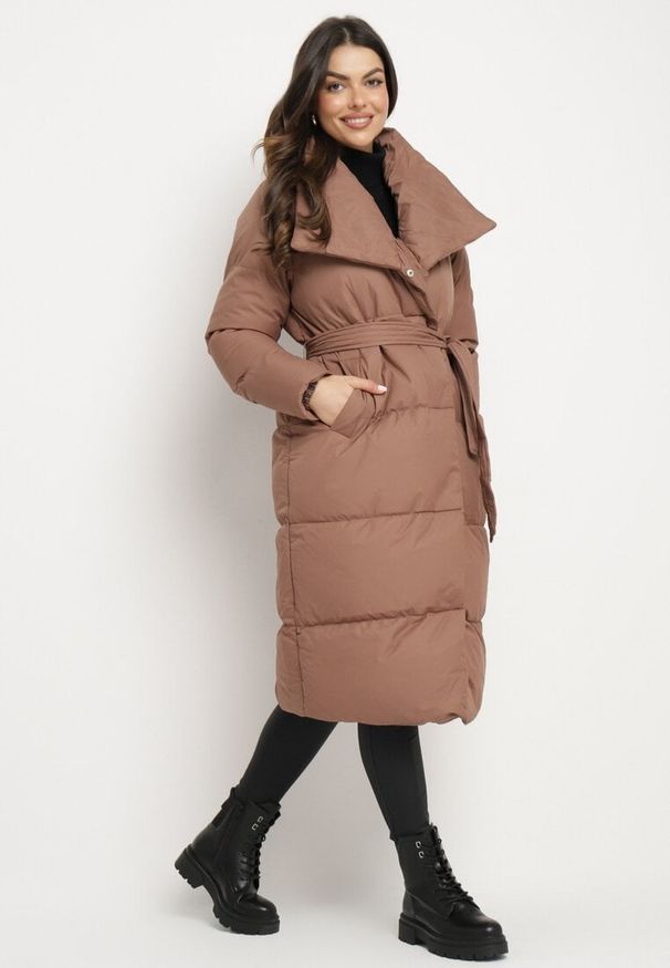 Born2be - Brązowa Kurtka Płaszcz Zapinana na Napy Ukryte pod Plisą z Kieszeniami i Paskiem Ritallas. Typ kołnierza: kołnierzyk stójkowy. Kolor: brązowy. Materiał: materiał. Długość: długie. Sezon: zima