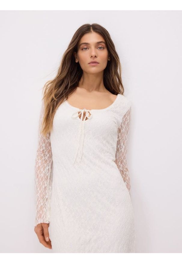 Reserved - Kreszowana sukienka mini - biały. Kolor: biały. Materiał: dzianina, koronka. Długość: mini