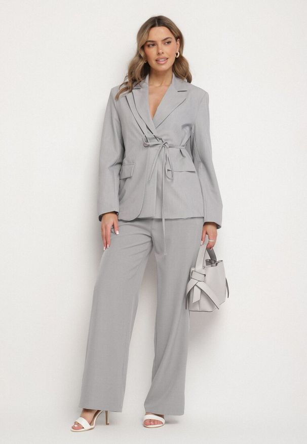 Born2be - Szara Marynarka z Ozdobnym Wiązaniem Lenirin. Okazja: na co dzień. Kolor: szary. Materiał: jeans. Styl: elegancki, casual