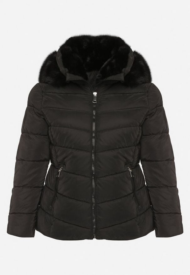 Born2be - Czarna Taliowana Kurtka z Pikowanymi Przeszyciami i Kapturem z Futrem Acindria. Okazja: na co dzień. Kolekcja: plus size. Kolor: czarny. Materiał: futro. Styl: casual