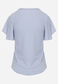 Renee - Jasnoniebieska Bluzka Ozdobiona Rozkloszowanymi Rękawami Sunetha. Okazja: na co dzień. Typ kołnierza: dekolt w kształcie V. Kolor: niebieski. Materiał: jeans. Wzór: aplikacja. Styl: elegancki, casual #7