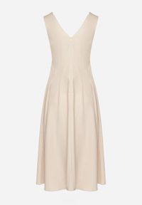 Born2be - Beżowa Sukienka o Rozkloszowanym Kroju z Dekoltem w Serek Alifia. Okazja: na co dzień, na spacer, na imprezę. Typ kołnierza: dekolt w serek. Kolor: beżowy. Długość rękawa: bez rękawów. Typ sukienki: rozkloszowane, proste. Styl: klasyczny, casual #3