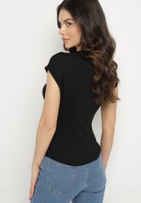 Born2be - Czarny T-shirt o Dopasowanym Kroju z Wycięciem i Guzikami przy Dekolcie Ballirea. Okazja: na co dzień. Kolor: czarny. Materiał: jeans. Wzór: aplikacja. Styl: elegancki, casual #3